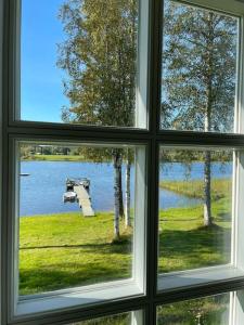 Mysig stuga med sjötomt, nära Järvsöbacken