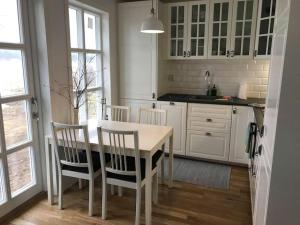 Mysig stuga med sjötomt, nära Järvsöbacken