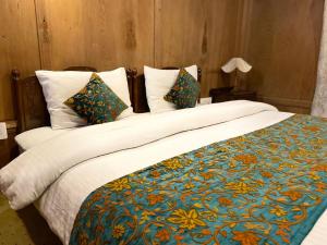 Nazneen Group Of Houseboats