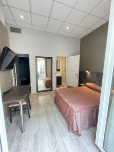 Hotels Hotel de La Comedie : photos des chambres