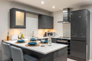 Spring Mount Huge Luxury Full Apartment- Harrogate Centre-Two extremely comfy Kingsize Bedrooms-Fully equipped Modern Kitchen-Cosy living room with Huge TV