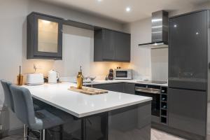 Spring Mount Huge Luxury Full Apartment- Harrogate Centre-Two extremely comfy Kingsize Bedrooms-Fully equipped Modern Kitchen-Cosy living room with Huge TV