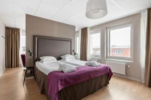 Deluxe King Room room in Best Western Plus Park Airport Hotel