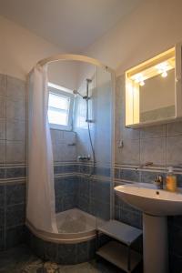 Apartments by the sea Pasman - 8274