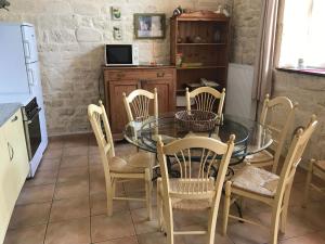 Maisons de vacances Gite L'Isle-en-Rigault, 4 pieces, 6 personnes - FR-1-585-9 : photos des chambres