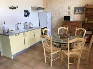 Maisons de vacances Gite L'Isle-en-Rigault, 4 pieces, 6 personnes - FR-1-585-9 : photos des chambres