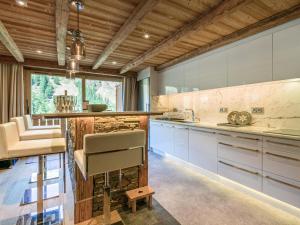 Cocon raffiné 5 pièces skis aux pieds à Val-d’Isère avec wifi, cheminée et garage - FR-1-694-11