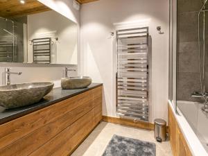 Luxueux 4 pièces avec balcon, cheminée et services conciergerie à Val-dIsère - FR-1-694-65