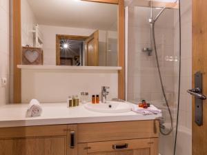 Appartement raffiné à Val-dIsère, 6 personnes, pied des pistes, WiFi - FR-1-694-116