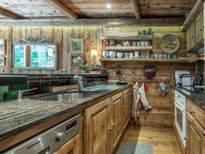 Élégant Appartement de Standing avec Terrasse et Accès Direct aux Pistes à Val-dIsère - FR-1-694-119