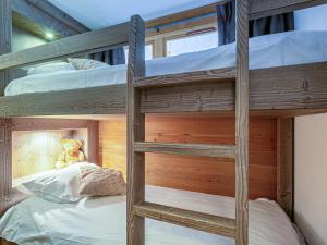 Appartement élégant avec cheminée et balcon, aux pieds des pistes et au cœur de Val-dIsère - FR-1-694-138