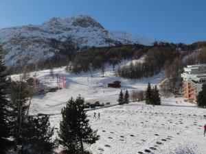 Studio skis aux pieds à Val-dIsère, animaux admis - FR-1-694-143