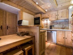 Appartement de Charme avec Cheminée et Grande Mezzanine à Val-dIsère - FR-1-694-189