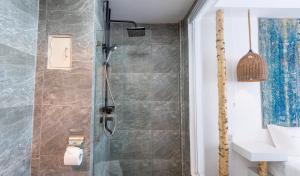 Meow Cat Cafe & Hotel