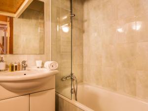 Spacieux appartement 9 pers. à Val-dIsère, skis aux pieds, Wi-Fi, proche commodités - FR-1-694-306