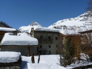 Duplex rustique avec grande terrasse au Sud, proche vieux Val-dIsère - FR-1-694-310