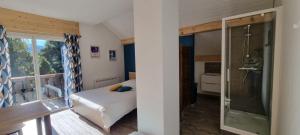 Maisons d'hotes Mont Bivouac, chambre,entree et Sdb privee,balcon vue MtBlanc : Chambre Double - Vue sur Montagne
