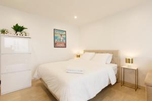 Elegant one room of golden square