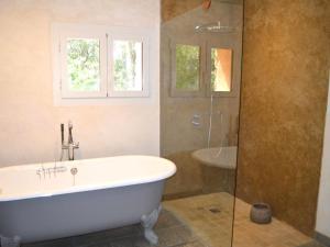 Maisons de vacances Charming holiday home in Lorgues with private pool : photos des chambres