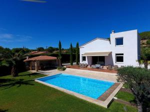 Stylish holiday home in Lorgues with private heated pool