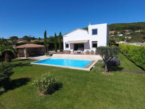 Maisons de vacances Stylish holiday home in Lorgues with private heated pool : photos des chambres