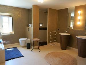 Maisons de vacances Spacious holiday home in Bagnols en For t with pool : photos des chambres