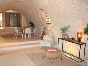 Maisons de vacances Spacious holiday home in Bagnols en For t with pool : Maison de Vacances Six Chambres