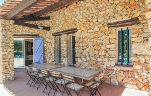 Maisons de vacances Nice home in Aups with Outdoor swimming pool, 6 Bedrooms and WiFi : photos des chambres
