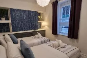 Bright and Modern 4 bed house- TV IN EVERY ROOM - Pont-rhyd-y-fen