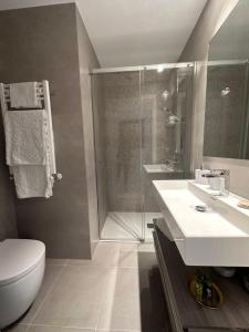 A estrenar amplio con piscina y parking