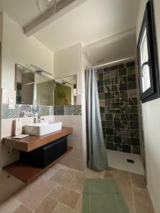 Chambre au calme avec spa privatif gratuit sud aveyron les palmiers des causses