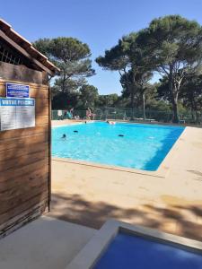 Chalets Chalet de charme avec piscine : photos des chambres