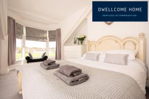 Ample Free Parking, Ideal for long term contractor, etc stays, 15 mins drive to Nissan, 10 mins walk to metro station - Spacious 5 Double Bedroom 6 Beds Townhouse 2 Bathrooms - see our site for assurance