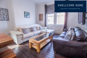 Ample Free Parking, Ideal for long term contractor, etc stays, 15 mins drive to Nissan, 10 mins walk to metro station - Spacious 5 Double Bedroom 6 Beds Townhouse 2 Bathrooms - see our site for assurance