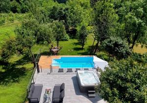 House with hot tub and swimming pool near Zagreb
