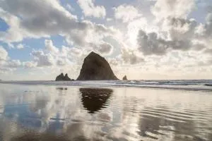 Cannon beach vibes, steps to the beach,WIFI,3 full bedroom en suites with 3 fireplaces,Near Downtown - كانون بيتش