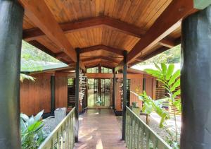 BUTTERFLY BEND - 3 Bedroom Daintree Beach House