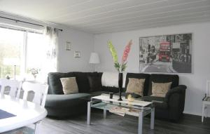 3 Bedroom Stunning Home In Annerstad