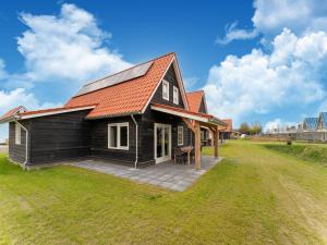 Holiday home in Scherpenisse with Bubble bath