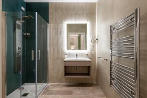 King Room with Roll-In Shower - Disability Access