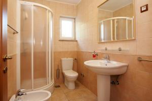 Guesthouse Barboska - big outdoor swimming pool & private tennis court