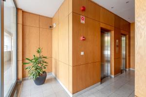 Modern 2 bedroom apt 20 min from city center