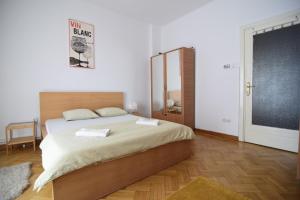 Resedinta lui Calin - Calea Victoriei near Royal Palace