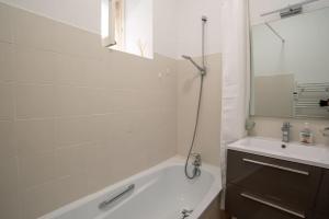 Appartements Appartement 55m² - 2/4 personnes en centre ville : photos des chambres