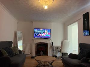 Entire -4 Bedrooms Detached House with Driveway