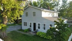5 Bedroom Lakeside Home Sleeps 12 - Shared Lake Access, Large Yard, Central Air, Fire Pit, Horseshoes & More! - Conneaut