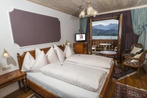 Deluxe Double Room with Balcony and Lake View room in Villa Anzengruber