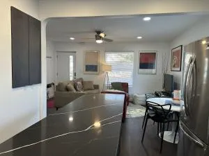 Modern Ranch near Knapp Center, Downtown - انكيني