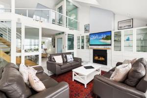Waterfront Wonderland 41 Foreshore Dr stunning house with a lift linen Wi Fi and ducted air conditioning
