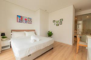 Căn Hộ Có Ban Công (Apartment with Balcony)